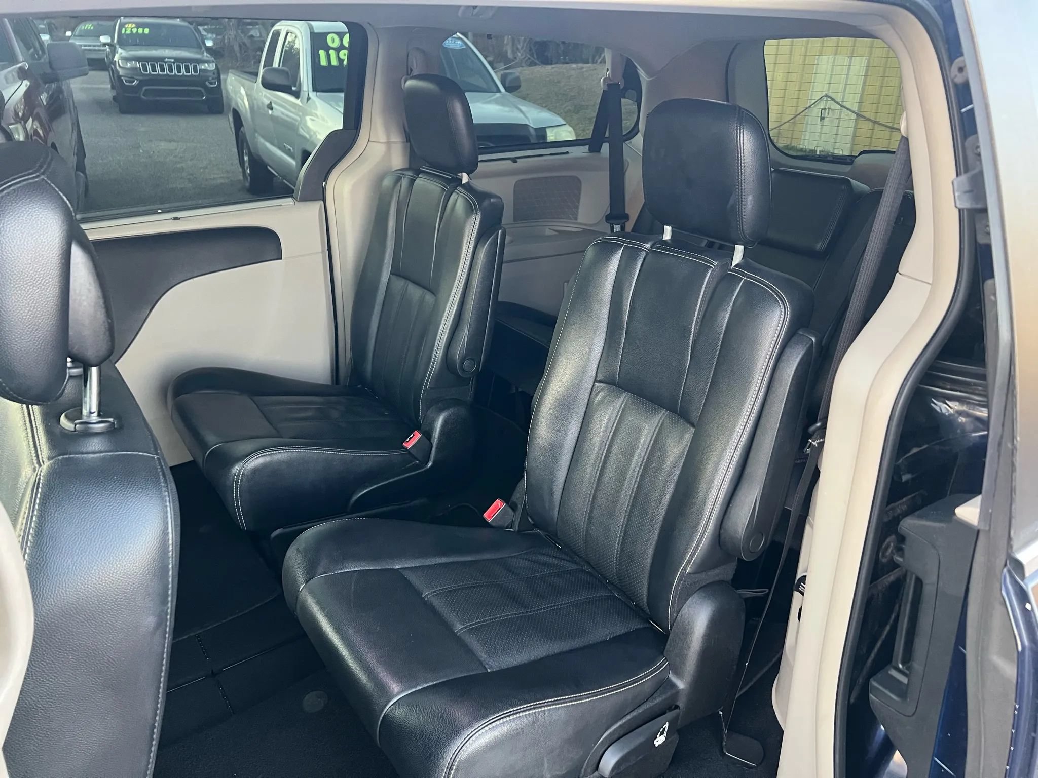 Used 2013 Chrysler Town & Country Touring-L w/ Entertainment Group #2 FWD image 15