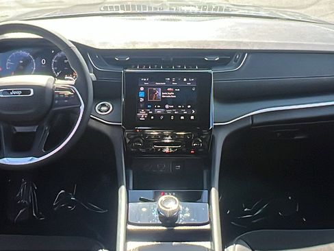 New 2025 Jeep Grand Cherokee Altitude image 19