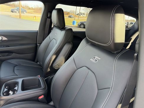 New 2026 Chrysler Pacifica Select w/ S Appearance Package image 11