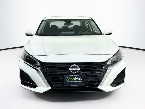 Used 2023 Nissan Altima 2.5 SV w/ SV Premium Package FWD image 2