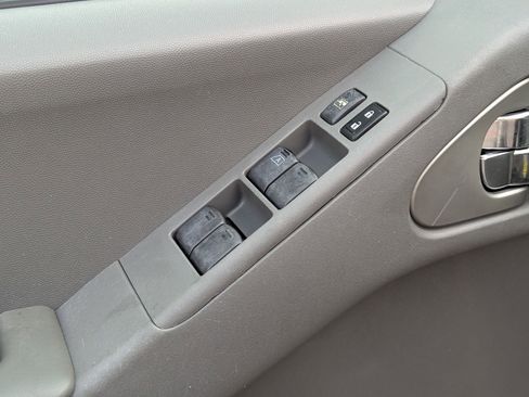 Used 2010 Nissan Frontier SE image 12