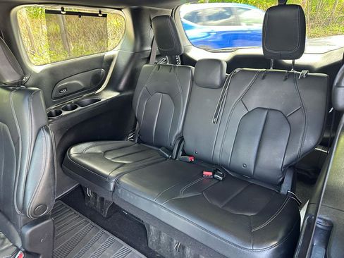 Used 2021 Chrysler Pacifica Touring-L w/ Uconnect Theater Family Group AWD/4WD image 15