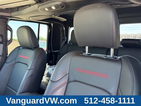 Used 2025 Jeep Gladiator Rubicon AWD/4WD image 12