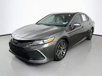 Used 2022 Toyota Camry XLE FWD video 3