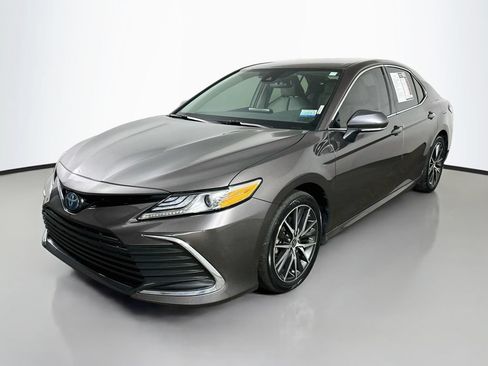 Used 2022 Toyota Camry XLE FWD image 3
