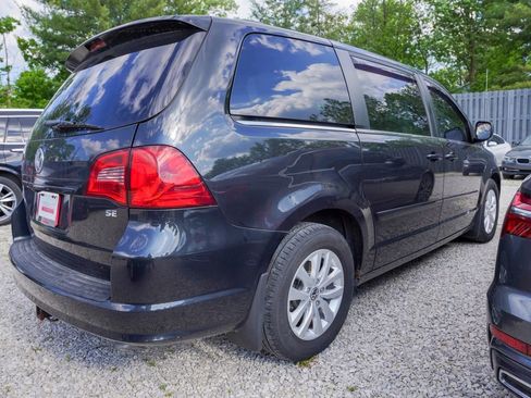 Used 2013 Volkswagen Routan SE FWD image 3