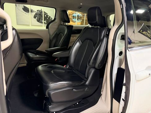 Used 2023 Chrysler Pacifica Touring-L FWD image 29