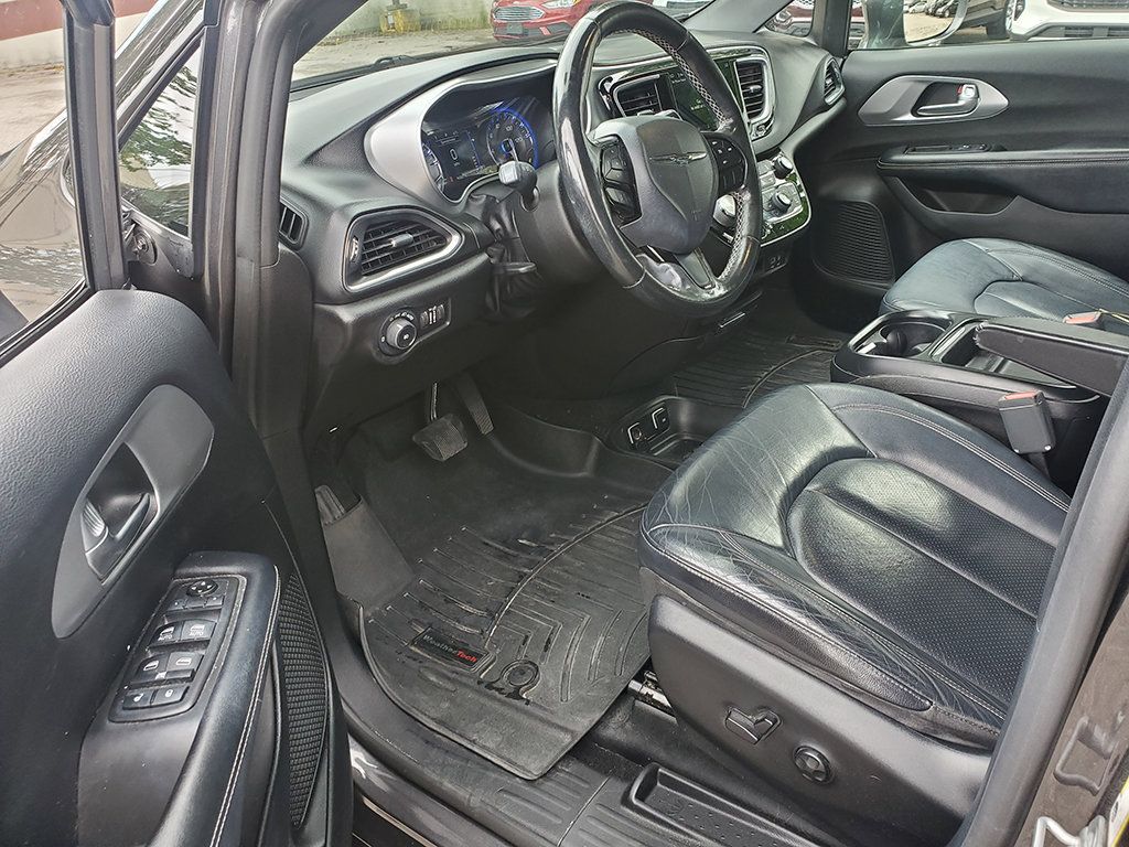 Used 2019 Chrysler Pacifica Touring-L w/ Premium Audio Group FWD image 6