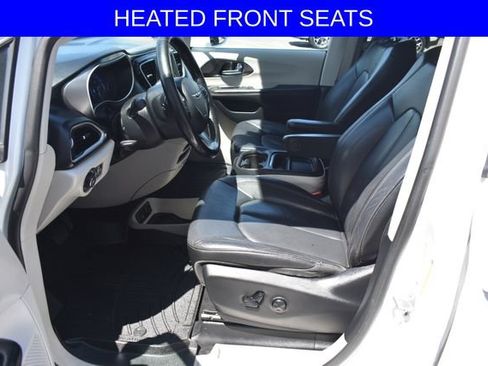 Used 2020 Chrysler Pacifica Touring-L FWD image 4