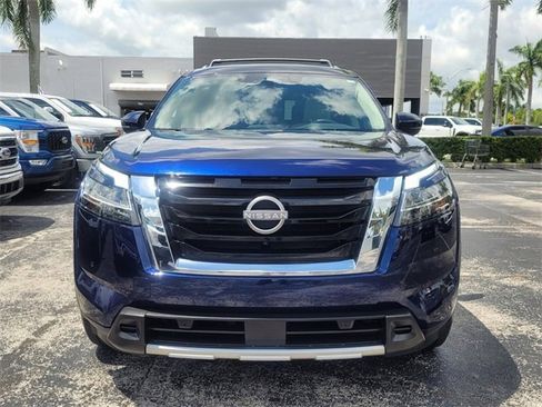 Used 2024 Nissan Pathfinder SL image 2