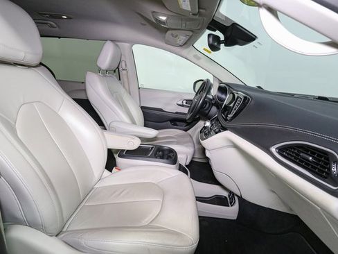 Used 2021 Chrysler Pacifica Touring-L image 17