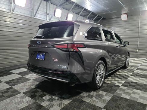 Used 2021 Toyota Sienna Platinum image 5