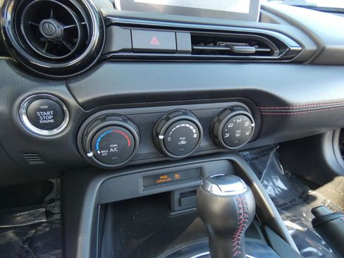 Used 2016 MAZDA MX-5 Miata Club image 38