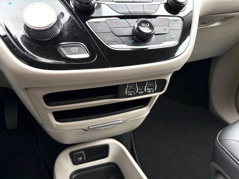 Used 2024 Chrysler Pacifica Touring-L FWD image 31