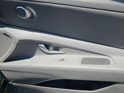 Certified 2025 Hyundai Elantra SE FWD image 12