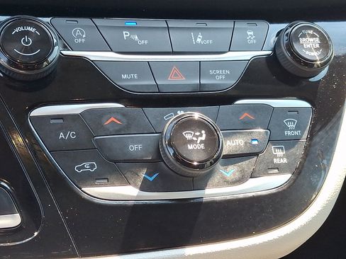 Used 2024 Chrysler Pacifica Touring-L FWD image 18