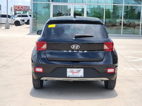 Used 2025 Hyundai Venue SE FWD image 8