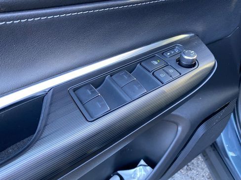 Used 2022 Toyota Venza XLE image 12