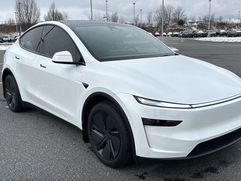 Used 2026 Tesla Model Y Base image 1