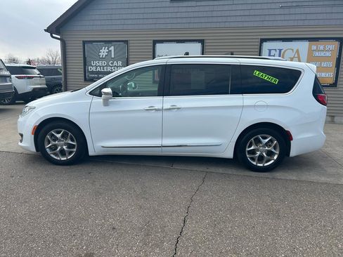 Used 2019 Chrysler Pacifica Limited image 8