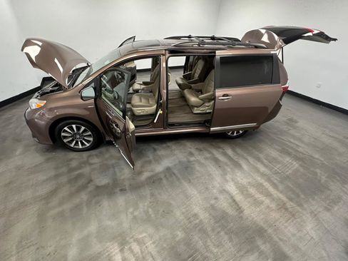 Used 2018 Toyota Sienna XLE w/ XLE Navigation Package image 48