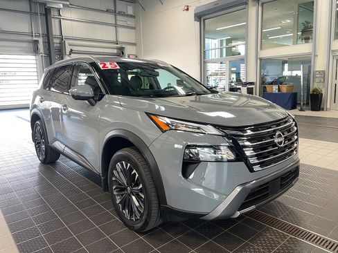 Used 2025 Nissan Rogue SL w/ Tech Package image 1