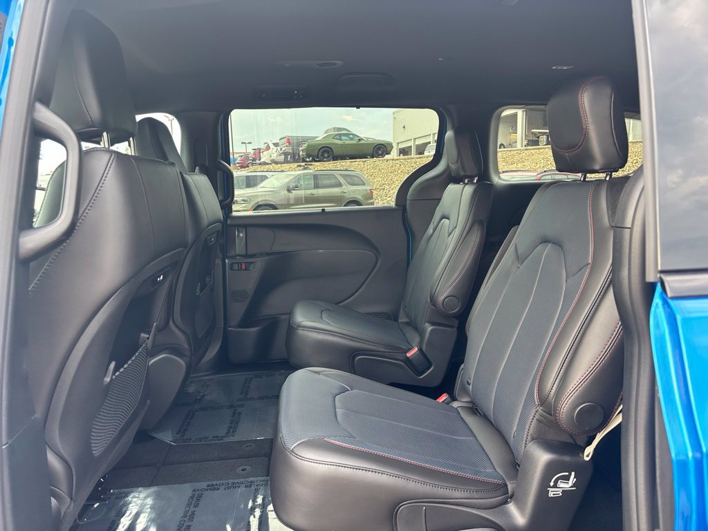 New 2027 Chrysler Pacifica Select AWD/4WD image 18