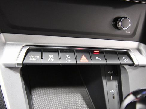 Used 2025 Audi Q3 2.0T Premium image 27