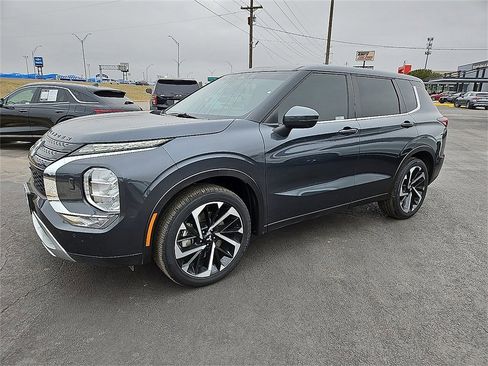 Used 2024 Mitsubishi Outlander SE image 2