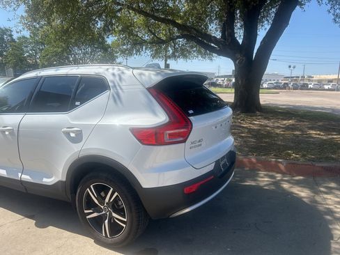 Certified 2025 Volvo XC40 B5 Core image 4