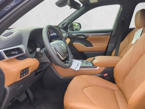 New 2026 Toyota Highlander Platinum image 12