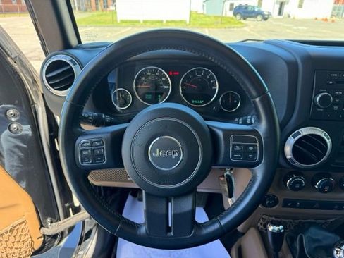Used 2015 Jeep Wrangler Unlimited Sahara w/ Connectivity Group AWD/4WD image 18