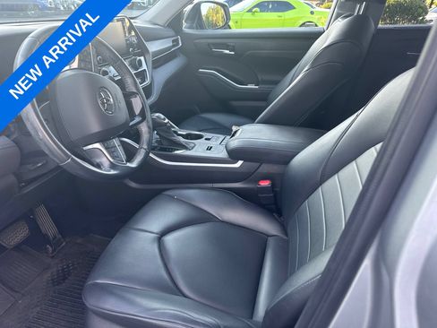 Used 2021 Toyota Highlander XLE AWD/4WD image 6