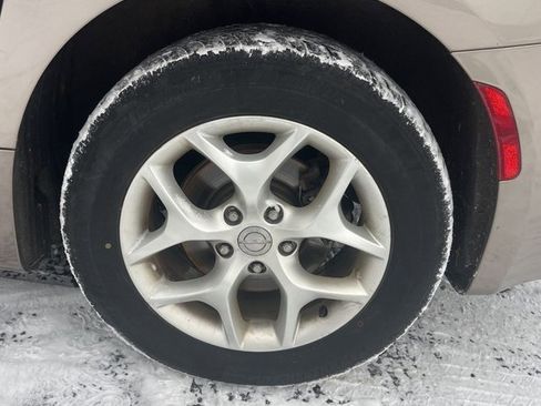 Used 2017 Chrysler Pacifica Touring-L w/ Tire & Wheel Group image 11