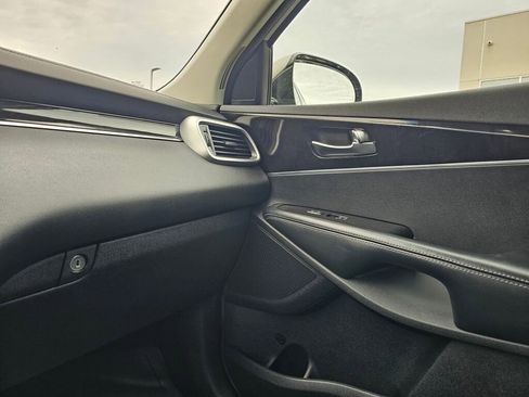 Used 2017 Kia Sorento LX w/ LX Convenience Package image 25