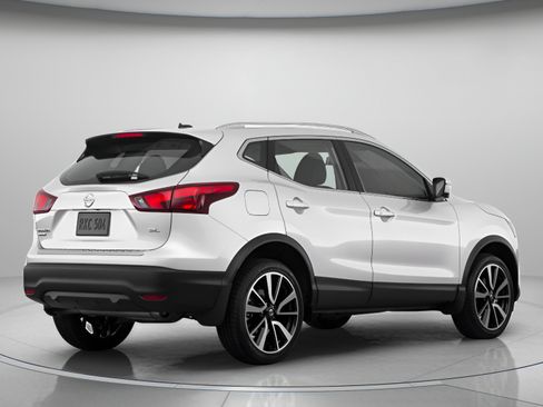Used 2017 Nissan Rogue Sport SL w/ SL Premium Package FWD image 3