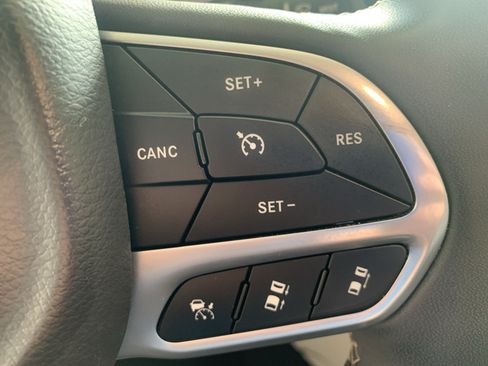 Used 2024 Chrysler Pacifica Touring-L FWD image 20
