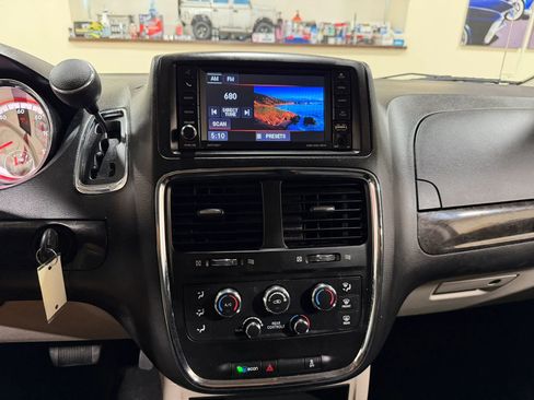 Used 2019 Dodge Grand Caravan SE FWD image 38