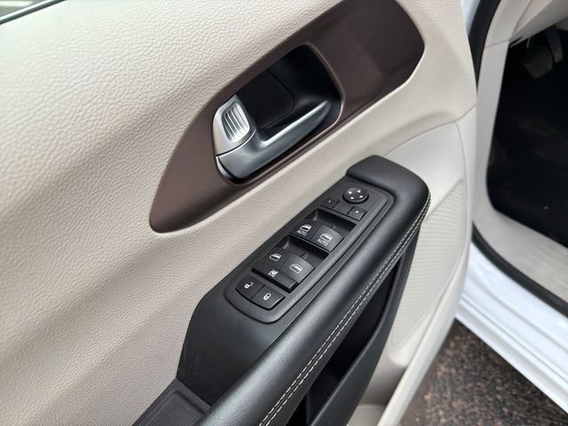 Used 2023 Chrysler Voyager LX FWD image 18