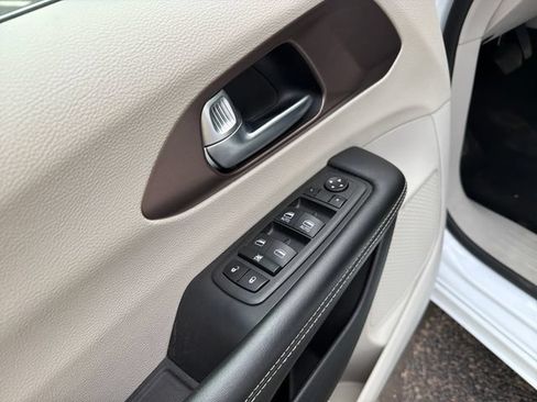Used 2023 Chrysler Voyager LX FWD image 18