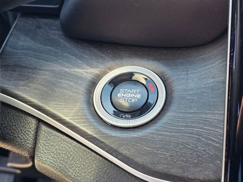 Used 2025 Jeep Grand Cherokee Limited image 17