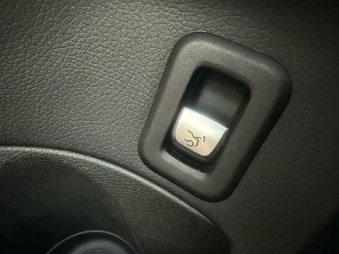 Used 2016 Mercedes-Benz C 300 Sedan image 11