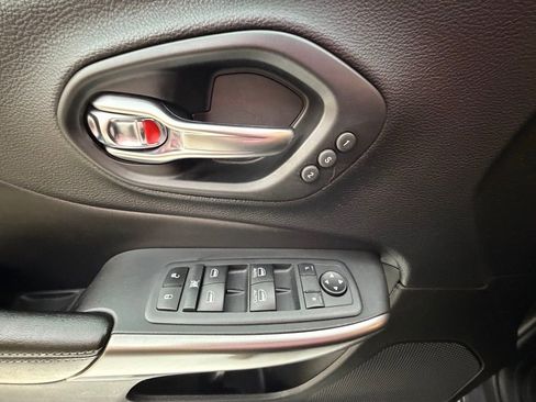 Used 2021 Jeep Cherokee Limited image 26