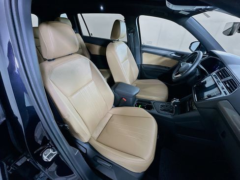 Used 2024 Volkswagen Tiguan SE w/ Panoramic Sunroof Package FWD image 32