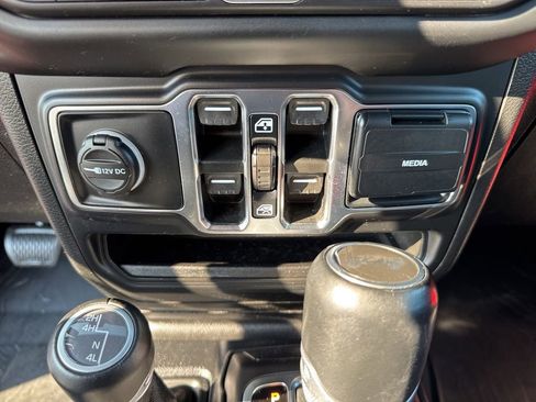 Used 2021 Jeep Wrangler Unlimited Sahara AWD/4WD image 37