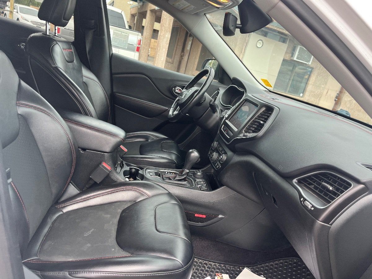 Used 2019 Jeep Cherokee Trailhawk w/ Comfort/Convenience Group AWD/4WD image 17