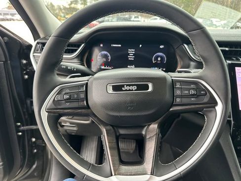 Used 2023 Jeep Grand Cherokee L Limited AWD/4WD image 29