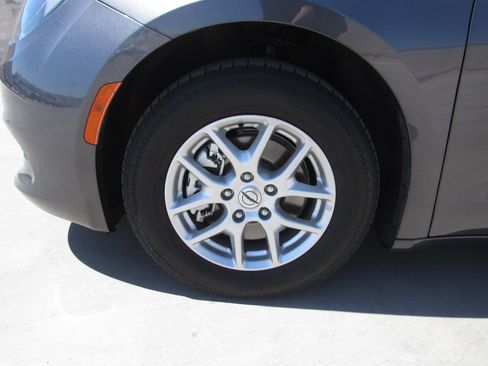 Used 2023 Chrysler Voyager LX FWD image 4