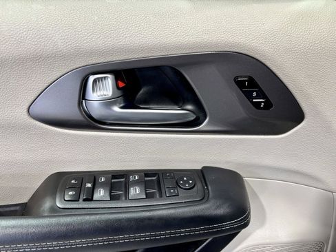 Used 2023 Chrysler Pacifica Touring-L FWD image 18