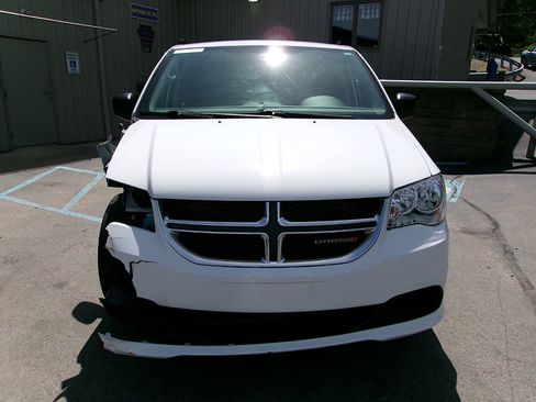 Used 2018 Dodge Grand Caravan SE FWD image 2
